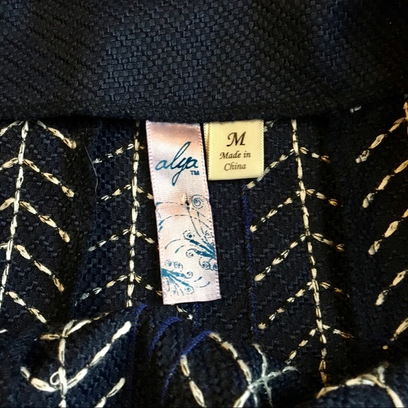 NWOT Blue pleated mini skirt, embroidered design - Picture 4 of 6